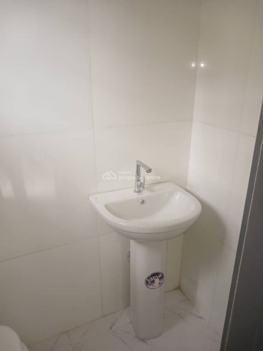 Luxurious 3 Bedrooms Flat, Gra Phase 2, Magodo, Lagos, Flat / Apartment for Sale
