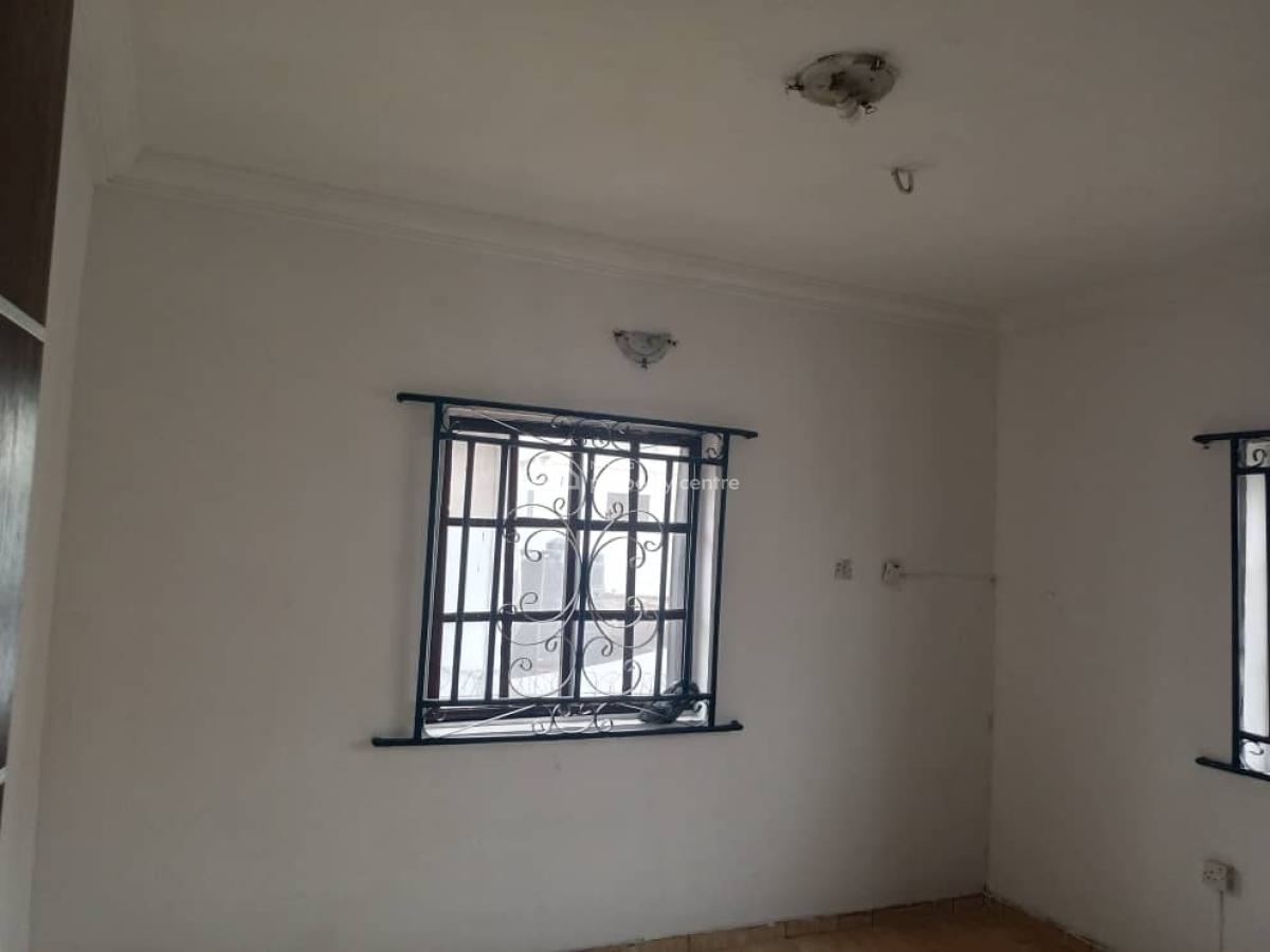 Executive Renovated 3bedroom Flat Apartment in Estate, Estate Ojodu, Ojodu, Lagos, Block of Flats for Sale