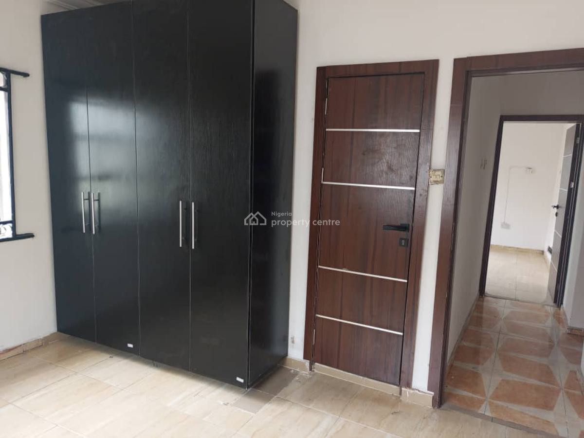 Executive Renovated 3bedroom Flat Apartment in Estate, Estate Ojodu, Ojodu, Lagos, Block of Flats for Sale