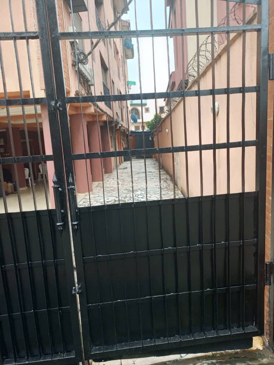 Executive Renovated 3bedroom Flat Apartment in Estate, Estate Ojodu, Ojodu, Lagos, Block of Flats for Sale