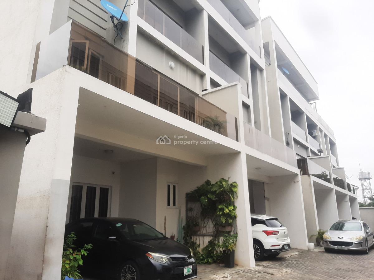 Serviced with 24/7 Power Supply 3 Bedroom En-suite Penthouse Flat with, Lekki Phase 1, Lekki, Lagos, Flat / Apartment for Rent