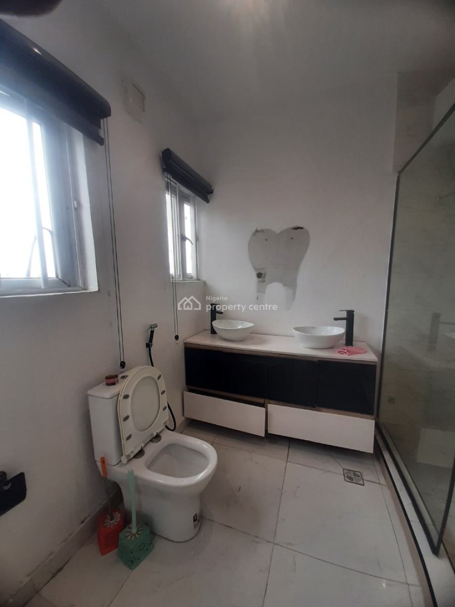 Serviced with 24/7 Power Supply 3 Bedroom En-suite Penthouse Flat with, Lekki Phase 1, Lekki, Lagos, Flat / Apartment for Rent