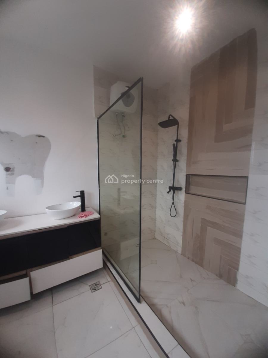 Serviced with 24/7 Power Supply 3 Bedroom En-suite Penthouse Flat with, Lekki Phase 1, Lekki, Lagos, Flat / Apartment for Rent