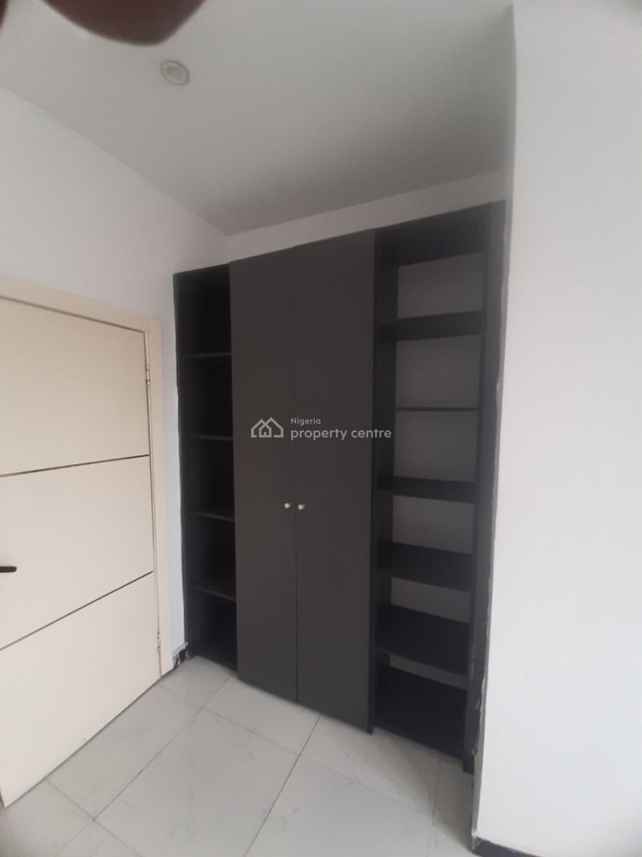 Serviced with 24/7 Power Supply 3 Bedroom En-suite Penthouse Flat with, Lekki Phase 1, Lekki, Lagos, Flat / Apartment for Rent