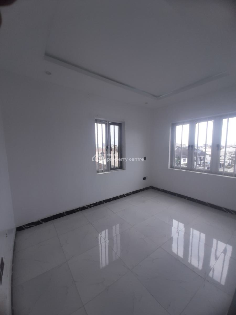 Serviced with 24/7 Power Supply 3 Bedroom En-suite Penthouse Flat with, Lekki Phase 1, Lekki, Lagos, Flat / Apartment for Rent