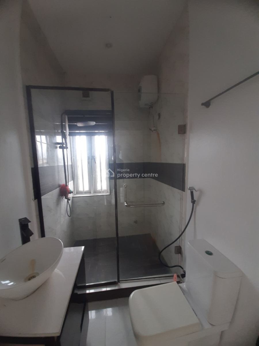 Serviced with 24/7 Power Supply 3 Bedroom En-suite Penthouse Flat with, Lekki Phase 1, Lekki, Lagos, Flat / Apartment for Rent