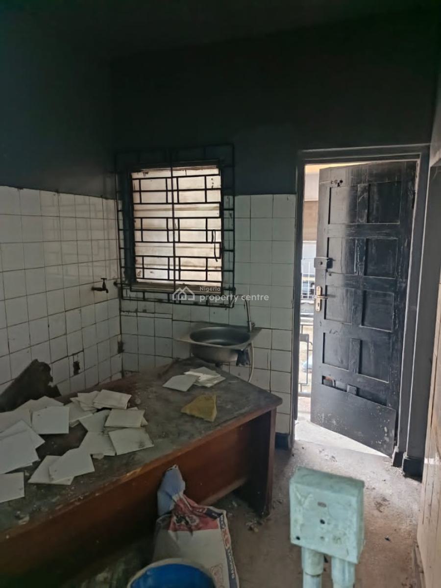 Spacious 2bedroom Flat, Yaba, Yaba, Lagos, Flat / Apartment for Rent