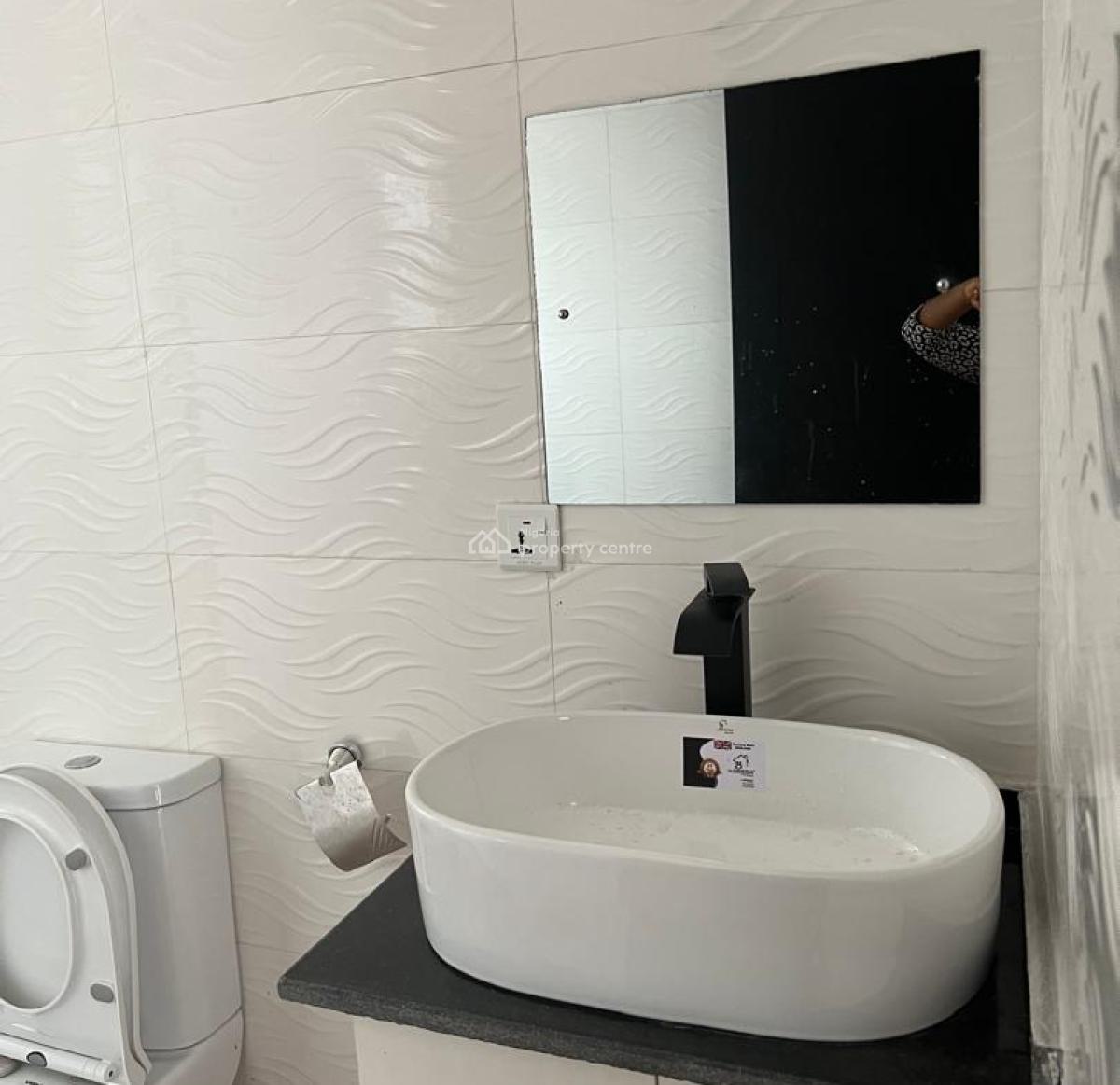 Well-maintained 2-bedroom Pent Apartment, Agungi, Lekki, Lagos, Flat / Apartment for Rent