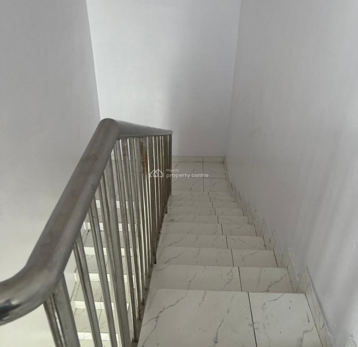 Well-maintained 2-bedroom Pent Apartment, Agungi, Lekki, Lagos, Flat / Apartment for Rent