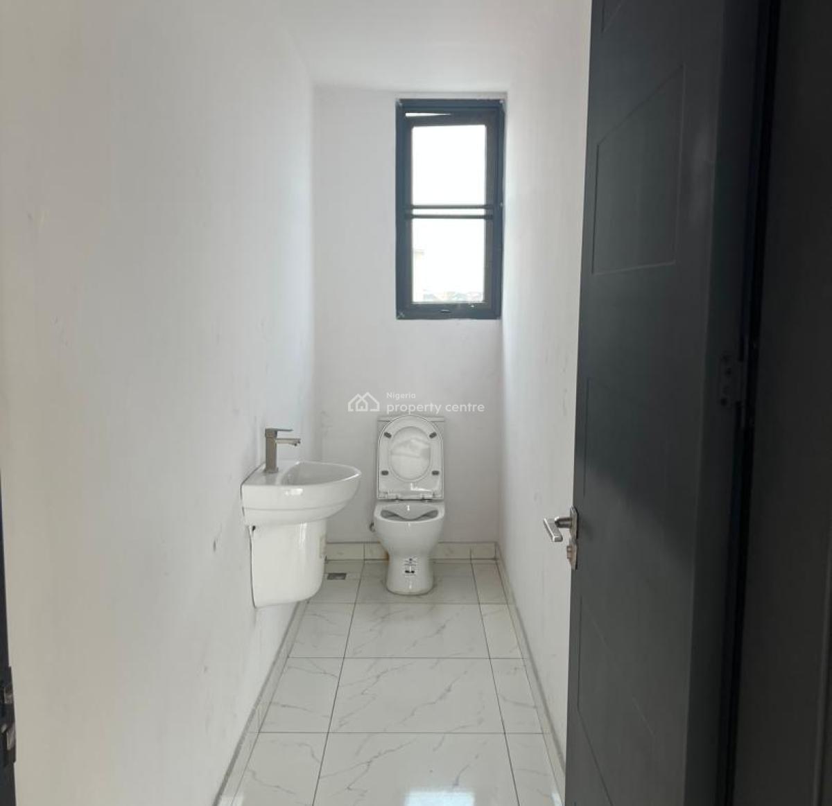 Well-maintained 2-bedroom Pent Apartment, Agungi, Lekki, Lagos, Flat / Apartment for Rent
