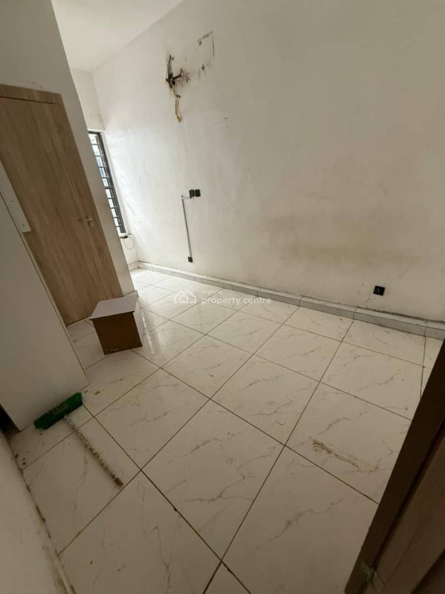 Single Room Upstairs Sharing Upstairs Kitchen ( Landlord Is Painting), Orchid Road, Lekki, Lagos, Flat / Apartment for Rent