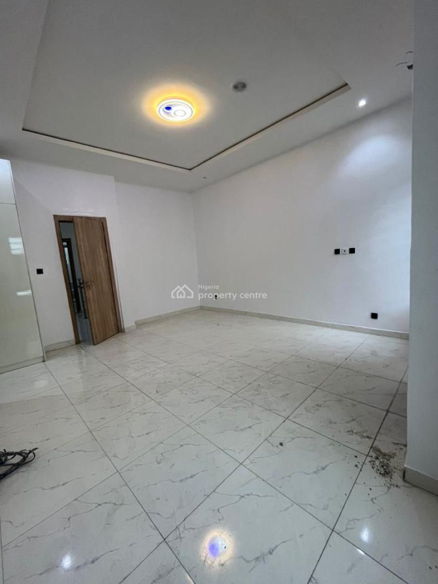 Spacious Masters Bedroom Sharing Upstairs Kitchen, Orchid Road, Lekki, Lagos, Flat / Apartment for Rent