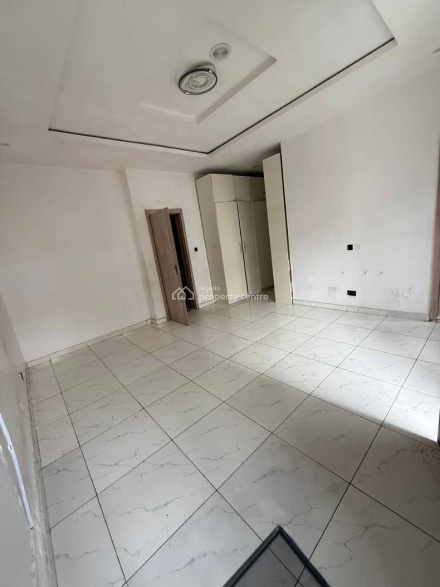 Spacious Masters Bedroom Sharing Upstairs Kitchen, Orchid Road, Lekki, Lagos, Flat / Apartment for Rent