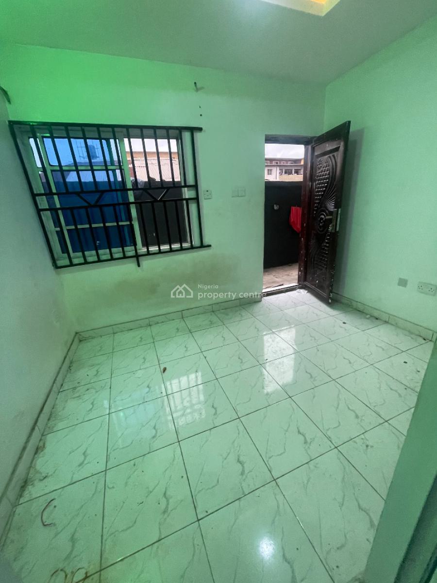 Neatly Used Studio-flat, Yaba, Yaba, Lagos, Flat / Apartment for Rent