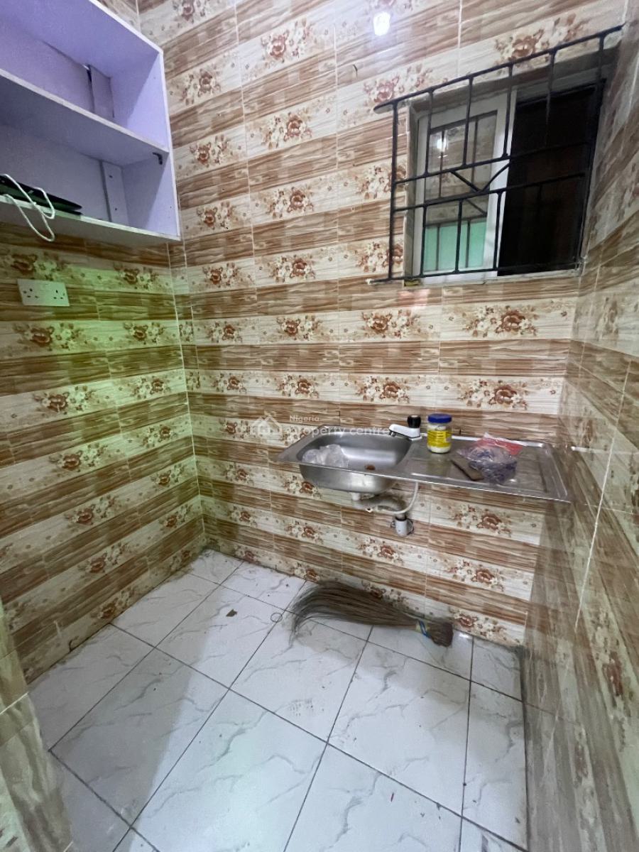 Neatly Used Studio-flat, Yaba, Yaba, Lagos, Flat / Apartment for Rent