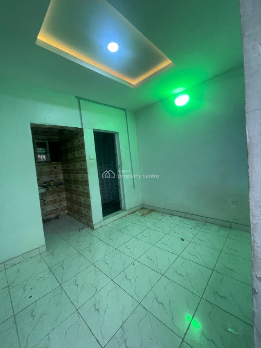 Neatly Used Studio-flat, Yaba, Yaba, Lagos, Flat / Apartment for Rent