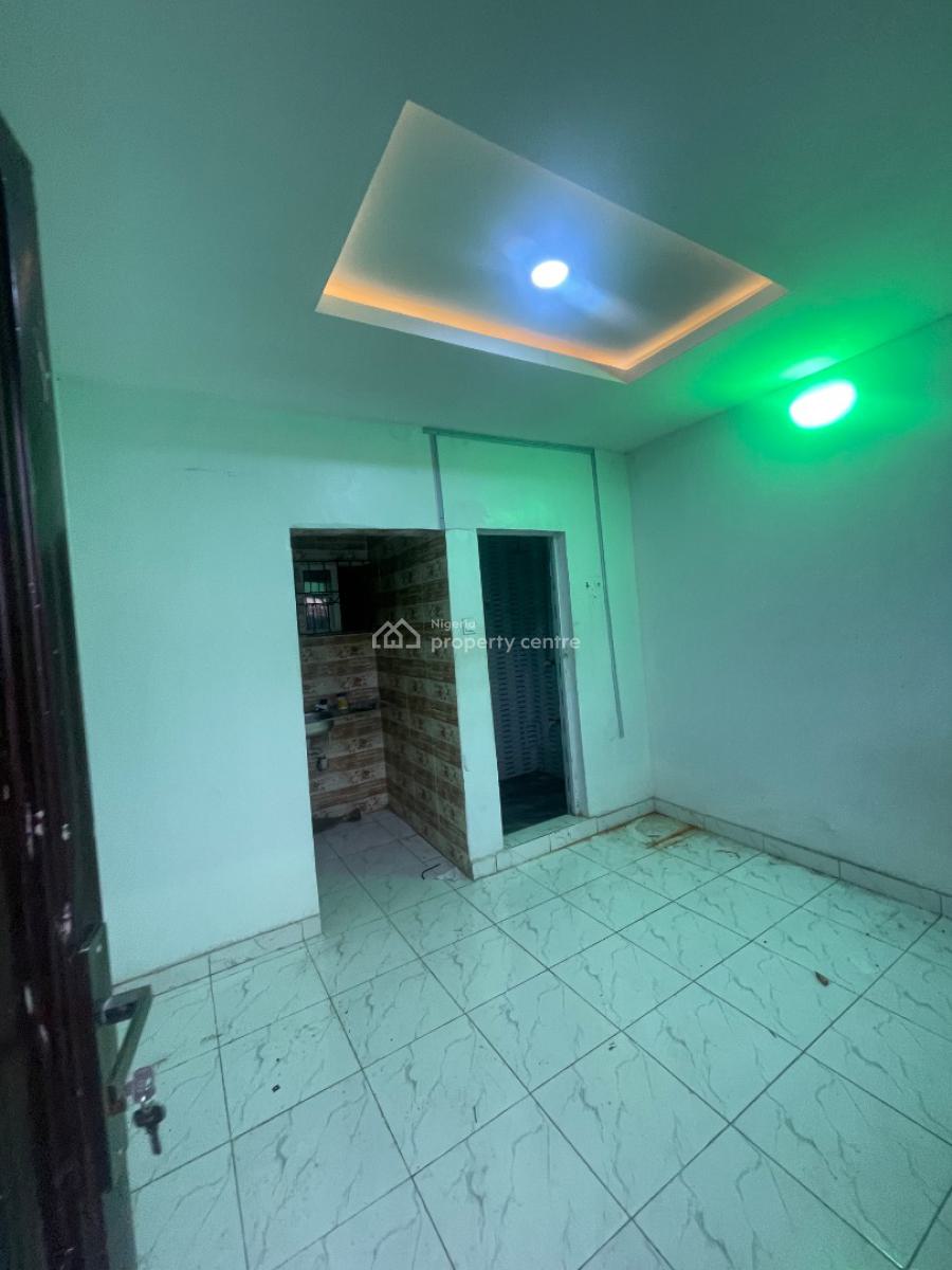Neatly Used Studio-flat, Yaba, Yaba, Lagos, Flat / Apartment for Rent