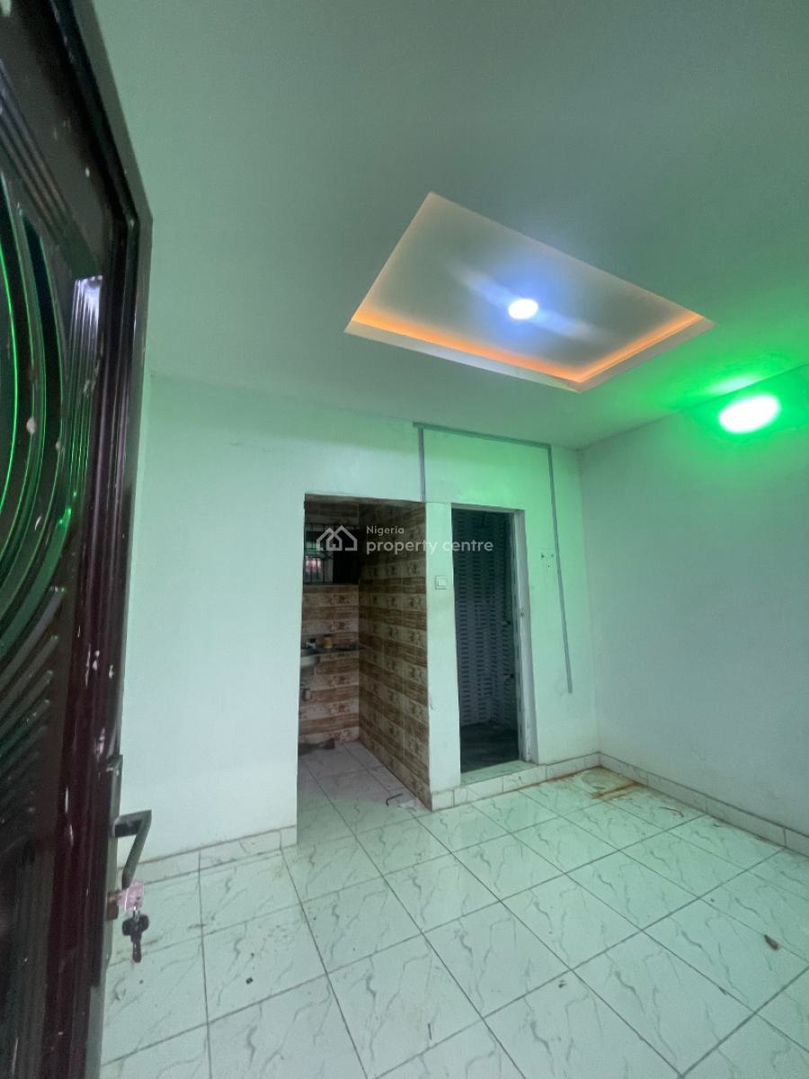 Neatly Used Studio-flat, Yaba, Yaba, Lagos, Flat / Apartment for Rent