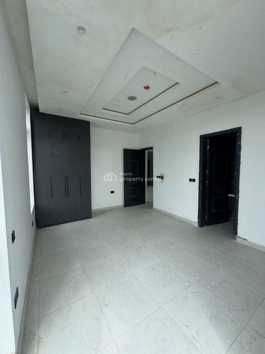 Beautifully Built 2 Bedroom Apartment with Swimming Pool ,gym &elevator, Lekki Phase 1, Lekki, Lagos, Flat / Apartment for Sale
