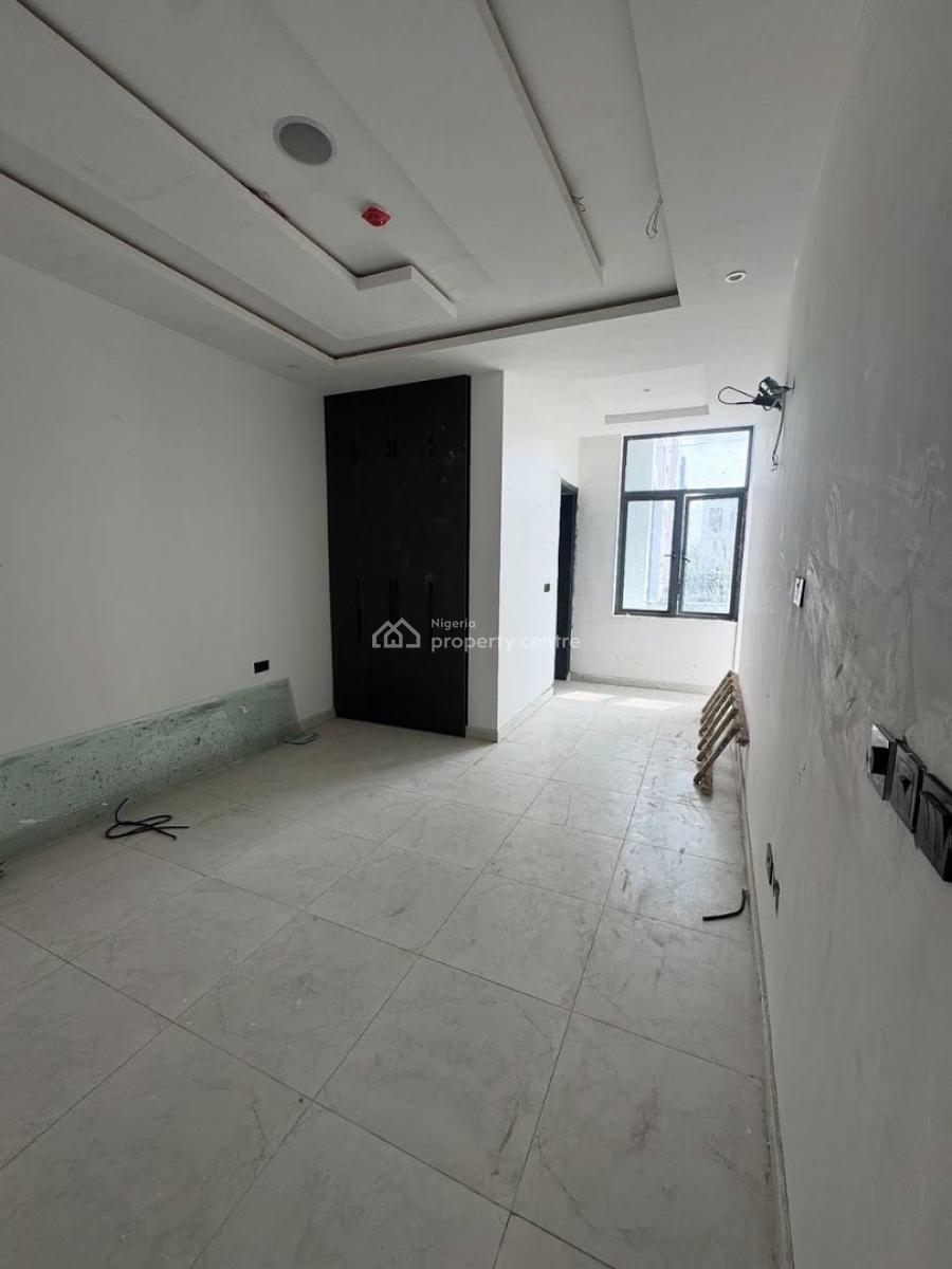 Beautifully Built 2 Bedroom Apartment with Swimming Pool ,gym &elevator, Lekki Phase 1, Lekki, Lagos, Flat / Apartment for Sale