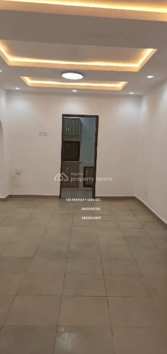 Nice 3 Bedroom Apartment, Yaba, Lagos, Flat / Apartment for Rent
