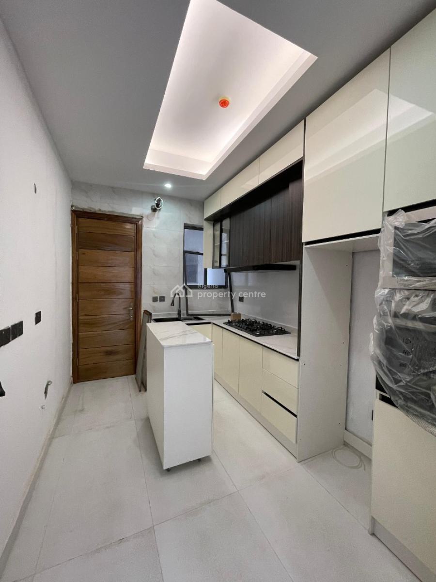 Well Built 2 Bedroom Apartment, Lekki Phase 1, Lekki, Lagos, Block of Flats for Sale