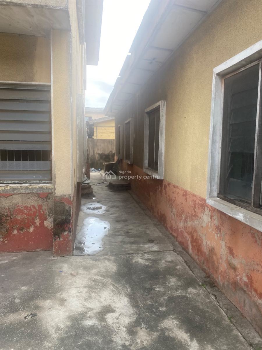 Nice and Renovate Able  5 Nos of 2 Bedroom Flats, Adisa Bashua Street, Adelabu, Surulere, Lagos, House for Sale