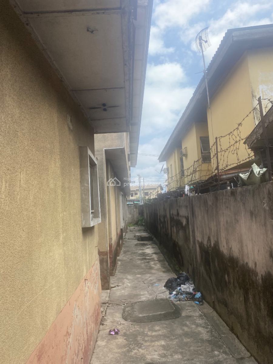 Nice and Renovate Able  5 Nos of 2 Bedroom Flats, Adisa Bashua Street, Adelabu, Surulere, Lagos, House for Sale