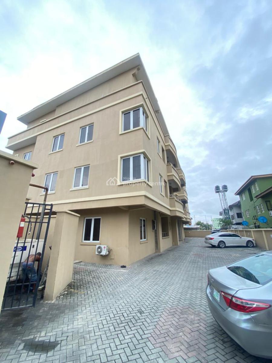 Spacious 3 Bedroom Apartment with Bq and Swimming Pool, Lekki Phase 1, Lekki, Lagos, Flat / Apartment for Rent