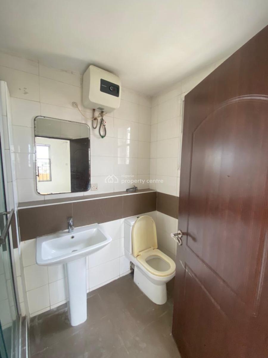 Spacious 3 Bedroom Apartment with Bq and Swimming Pool, Lekki Phase 1, Lekki, Lagos, Flat / Apartment for Rent