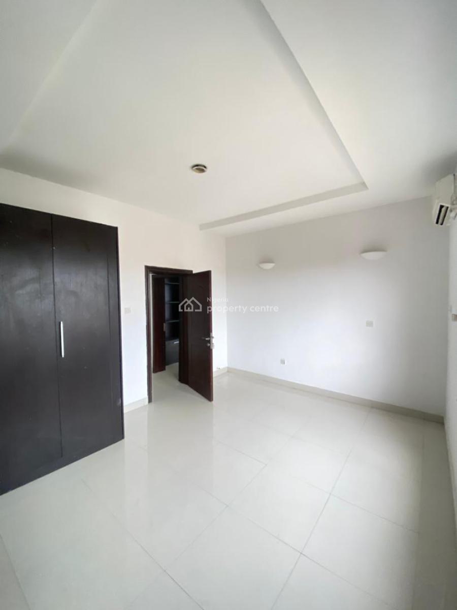 Spacious 3 Bedroom Apartment with Bq and Swimming Pool, Lekki Phase 1, Lekki, Lagos, Flat / Apartment for Rent