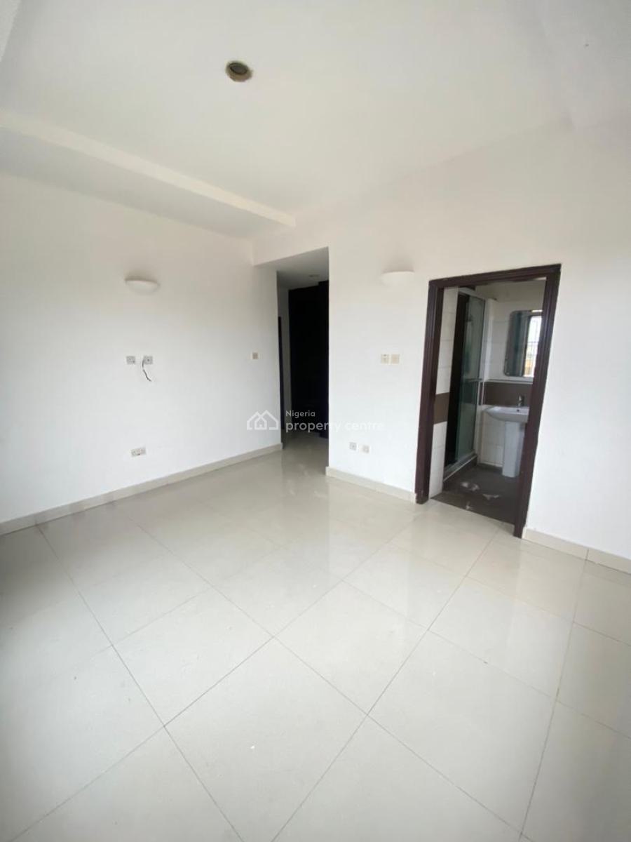 Spacious 3 Bedroom Apartment with Bq and Swimming Pool, Lekki Phase 1, Lekki, Lagos, Flat / Apartment for Rent