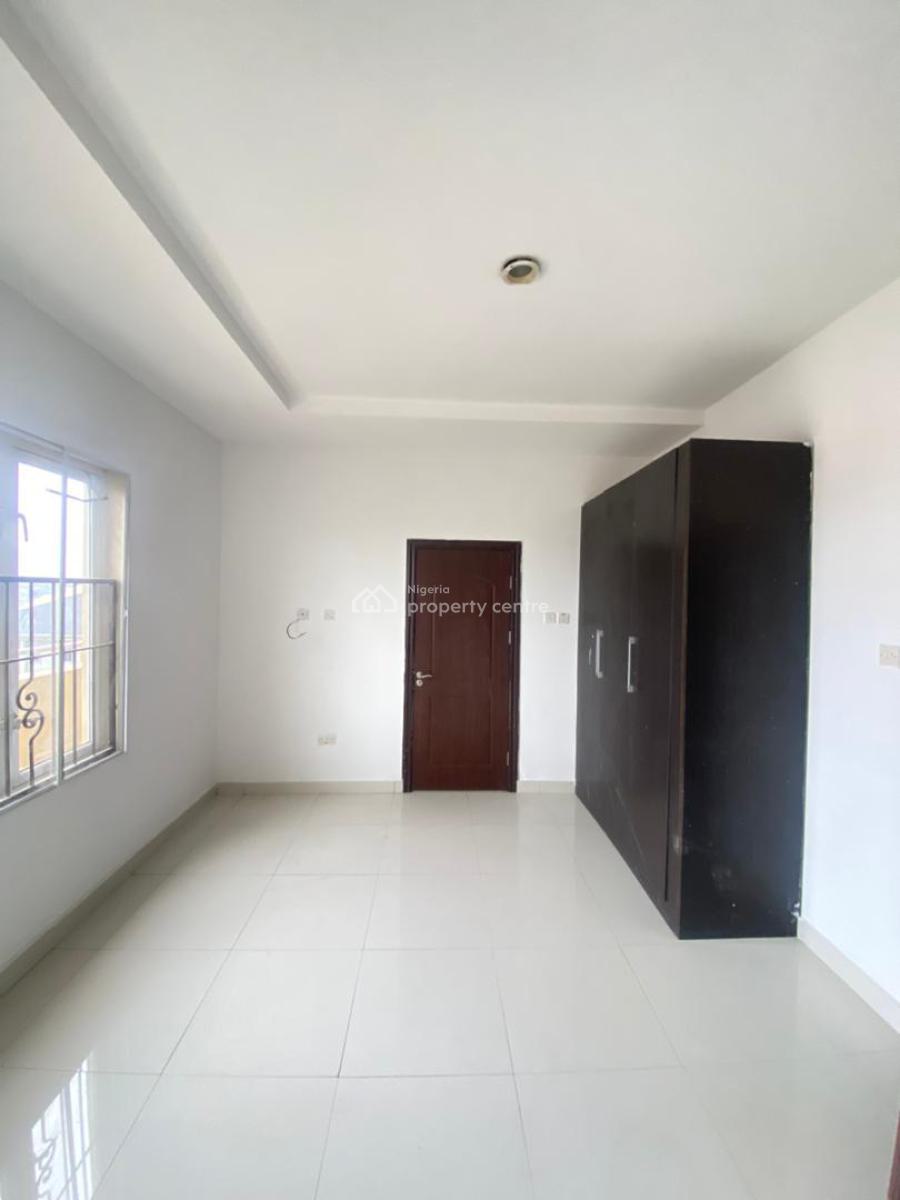 Spacious 3 Bedroom Apartment with Bq and Swimming Pool, Lekki Phase 1, Lekki, Lagos, Flat / Apartment for Rent