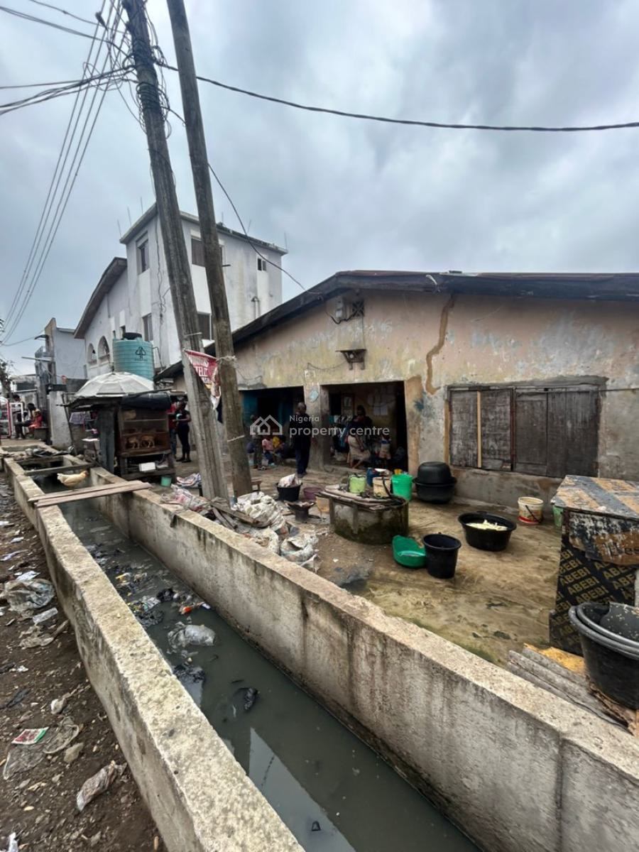 Demolishable Bungalow on a Full Plot of Land, Off Karounwi Juncture/ Oredola Street, Itire-ikate, Surulere, Lagos, Detached Bungalow for Sale