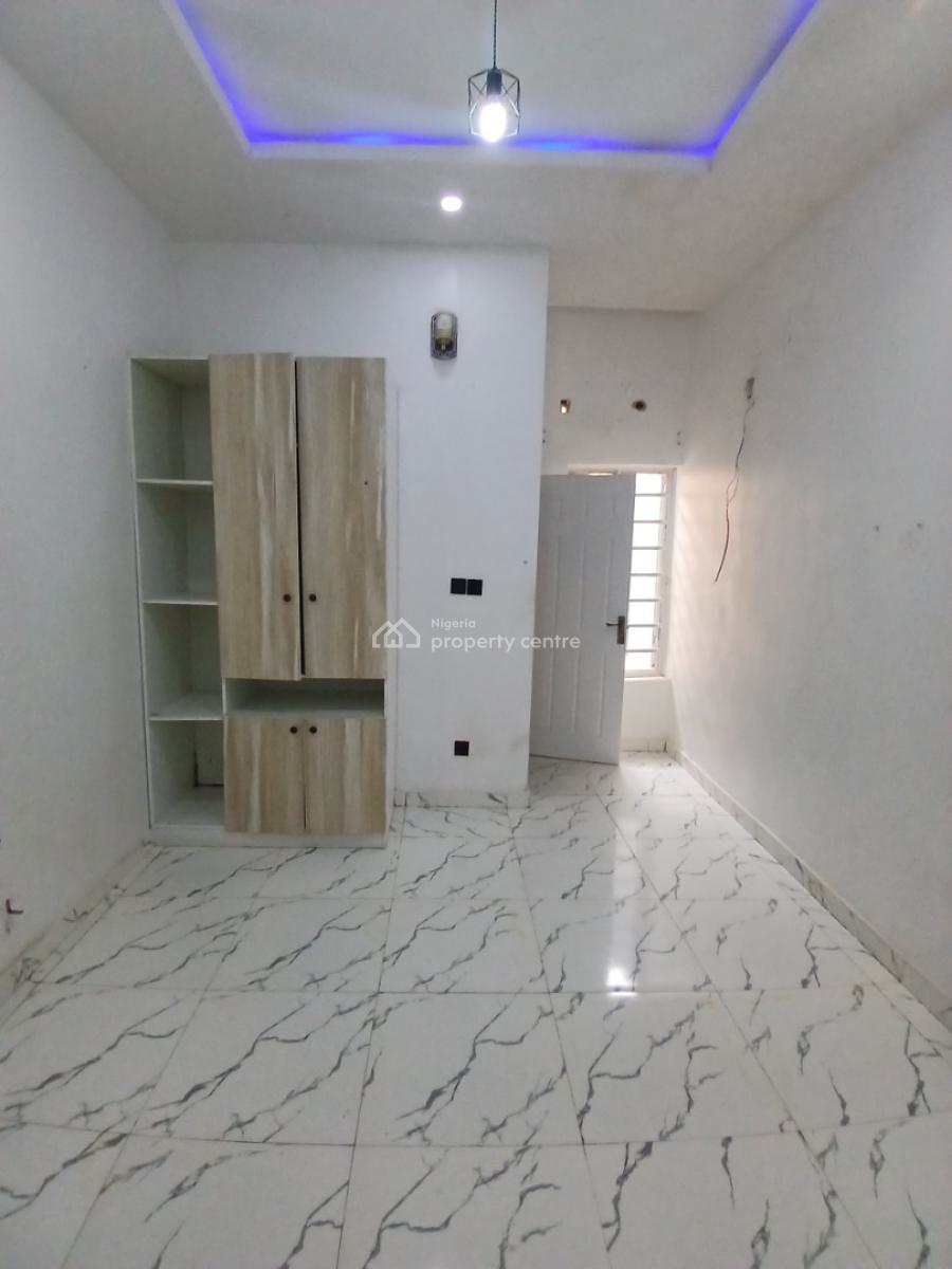 a Room Upstairs in a Shared Apartment, Chevy View Estate, Chevron-lekki, Lekki, Lagos, Flat / Apartment for Rent