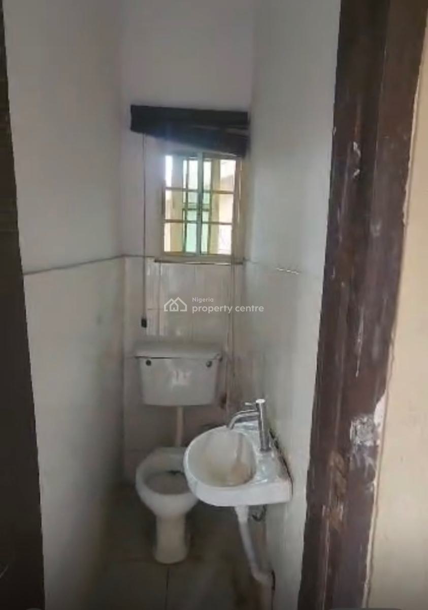2 Rooms Bq + Kitchen, Bathroom & Toilet, Lekki Phase 1, Lekki, Lagos, Flat / Apartment for Rent