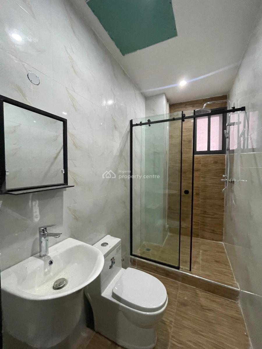 Well Built 2 Bedroom Apartment, Lekki Phase 1, Lekki, Lagos, Flat / Apartment for Sale