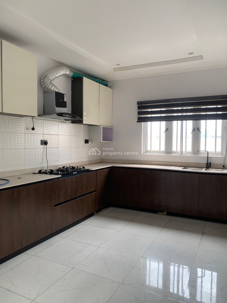 Spacious 3 Bedroom Apartment, Lekki Phase 1, Lekki, Lagos, Flat / Apartment for Rent