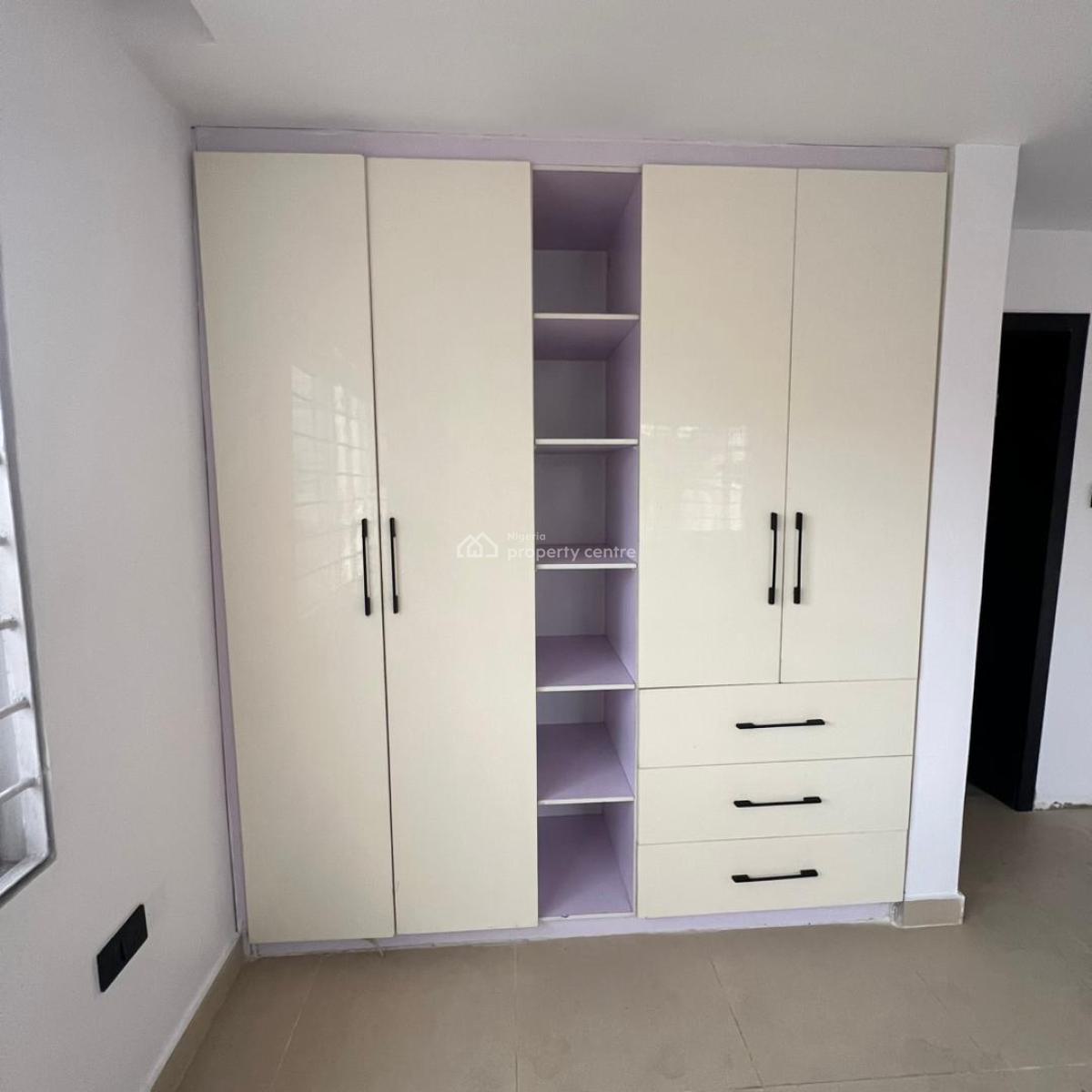 Spacious 3 Bedroom Flat, Lekki Phase 1, Lekki, Lagos, Flat / Apartment for Sale