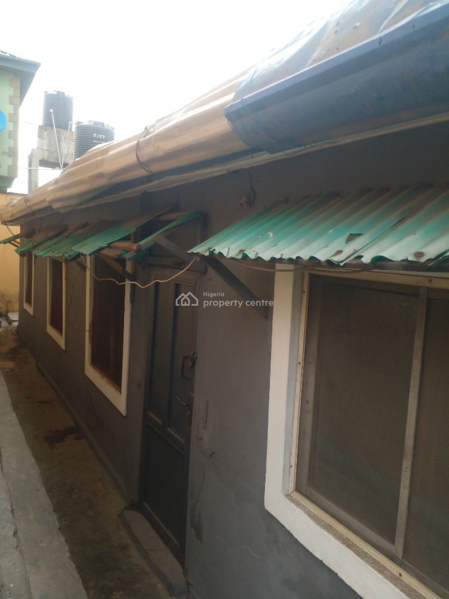 2 Bedroom Flat Boys Quarter, L & K Bus Stop, Oworonshoki, Kosofe, Lagos, Flat / Apartment for Rent
