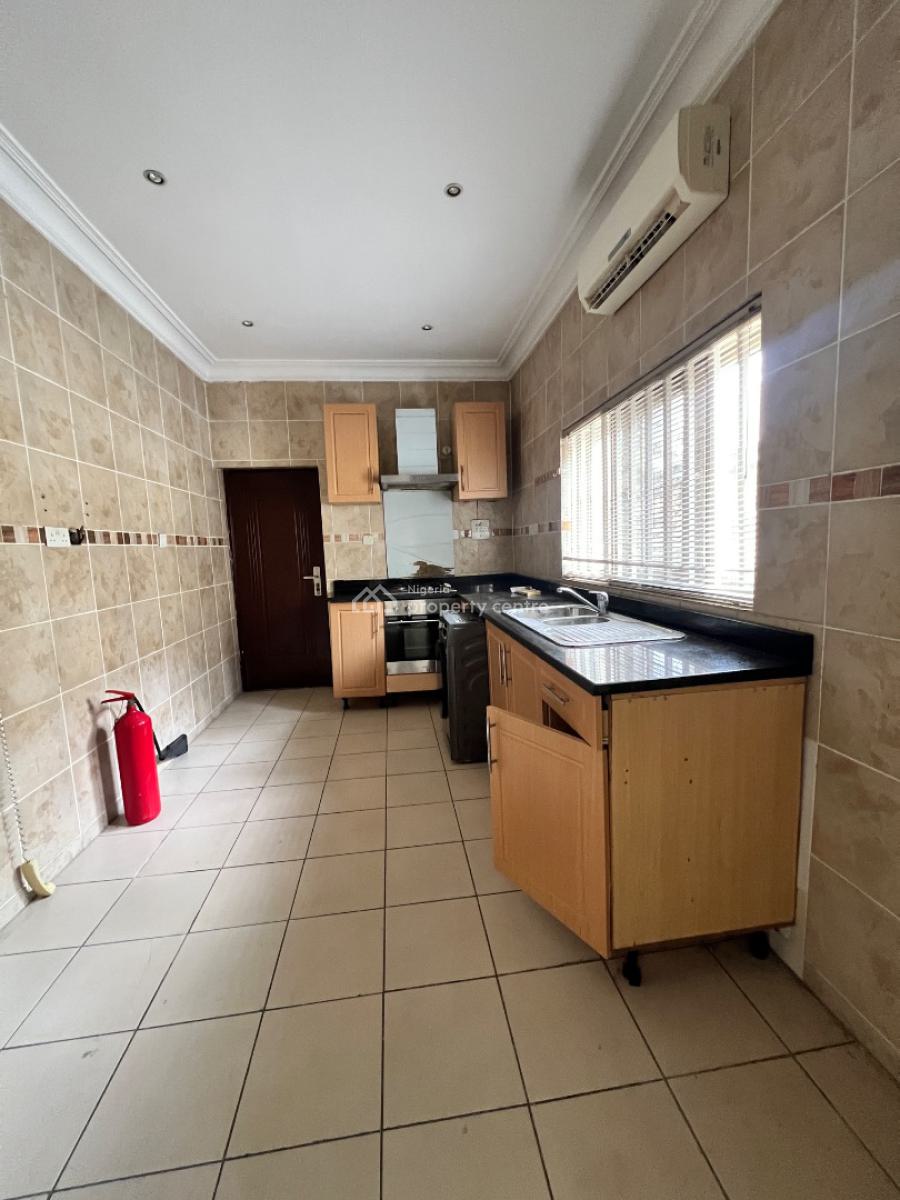 Spacious 3 Bedroom Apartment, Lekki Phase 1, Lekki, Lagos, Flat / Apartment for Rent