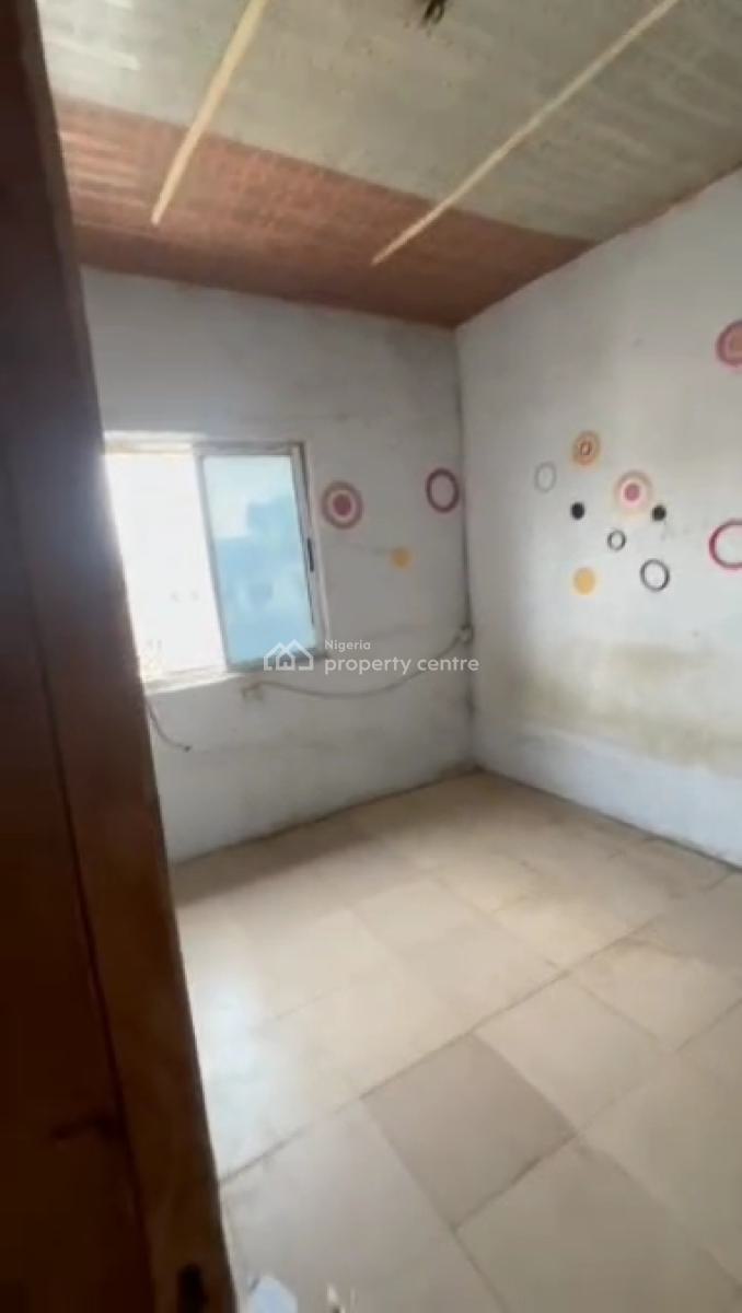 Very Decent and Spacious Upstairs Mini Flat, Off Market Street, Shomolu, Lagos, Mini Flat (room and Parlour) for Rent