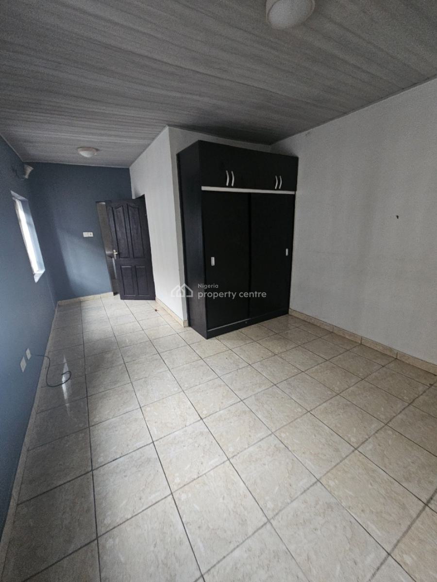 Nicely Renovated 4-bedroom Terrace, Meadow-view Estate, Ogombo, Ajah, Lagos, Terraced Duplex for Rent