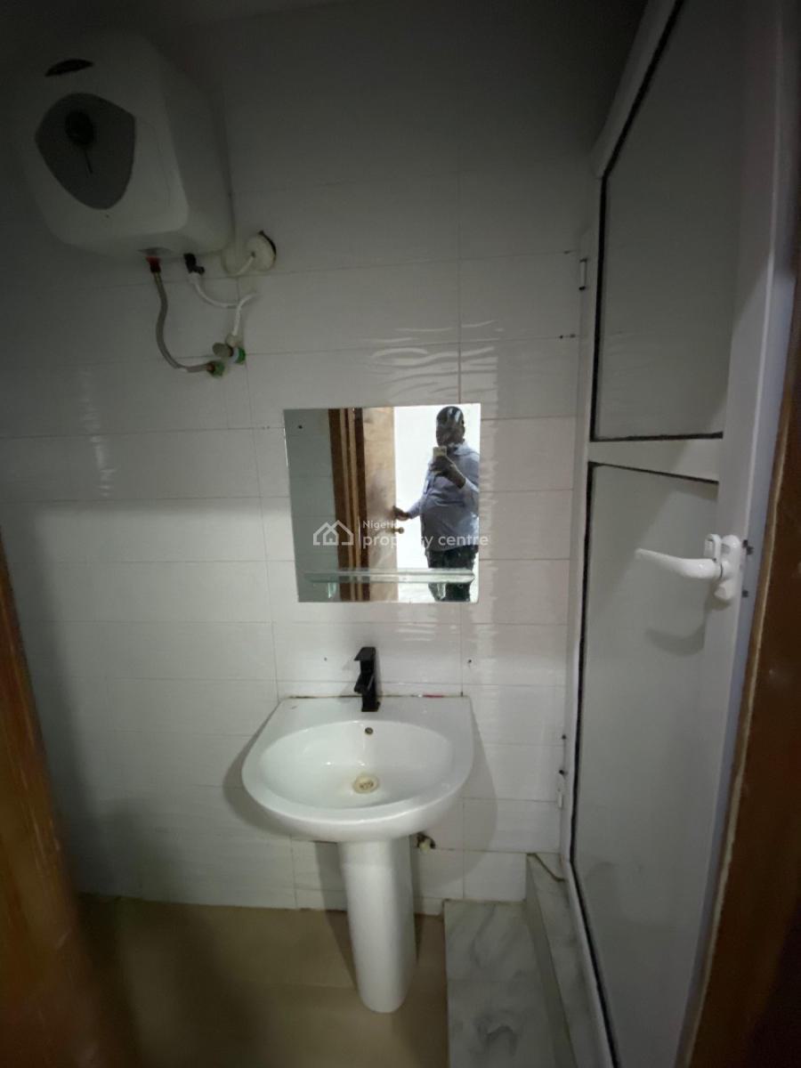 Well Renovated 2 Bedroom Flat in a Serene with Inverter, Lekki Phase 1, Lekki Phase 1, Lekki, Lagos, House for Rent