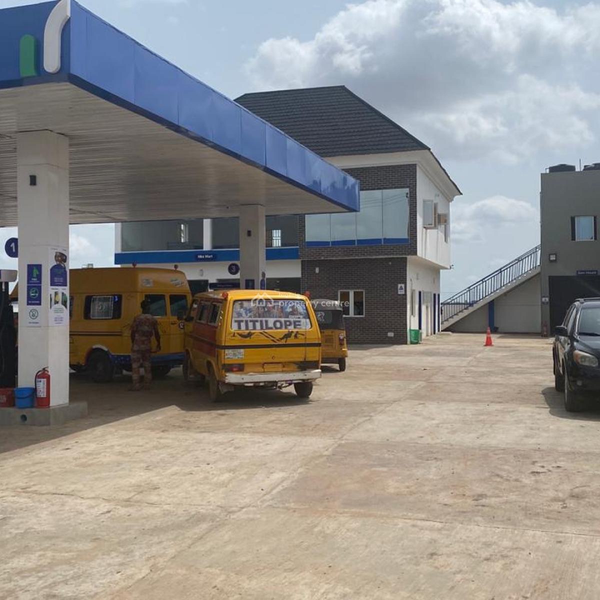 Functioning Filling Station Along Lagos Abeokuta Express Way, Along Lagos Abeokuta Express Way, Agege, Lagos, Filling Station for Sale