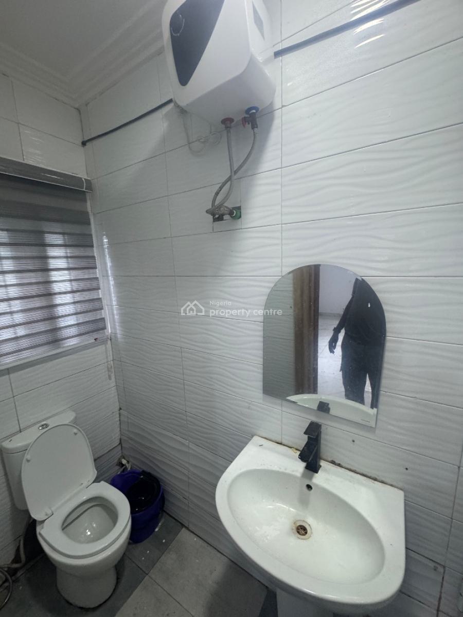 a Nice  Fully Serviced 2 Bedroom Apartment (downstairs), Off Freedom Way, Lekki Phase 1, Lekki, Lagos, Flat / Apartment for Rent