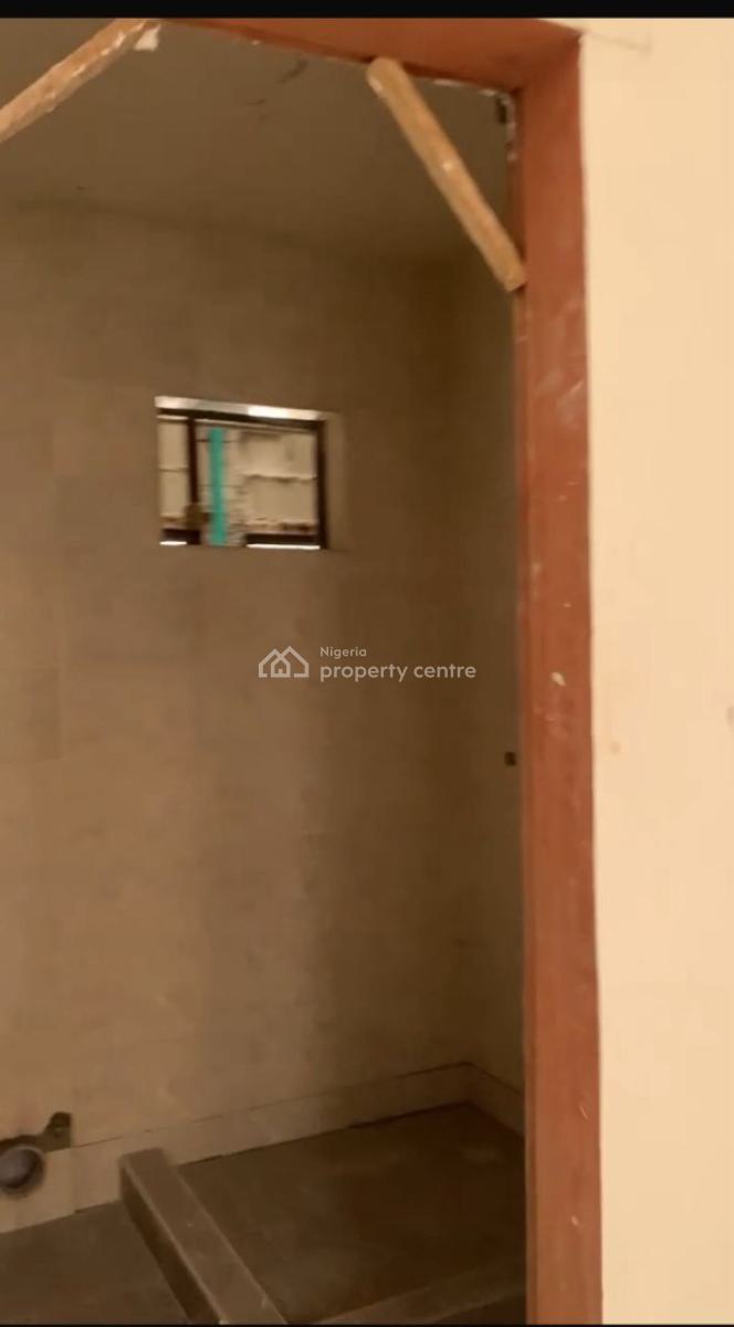 ️3 Bedroom Flat Apartment, Without B/q, on Eric Moore Road, Surulere, Lagos, House for Sale
