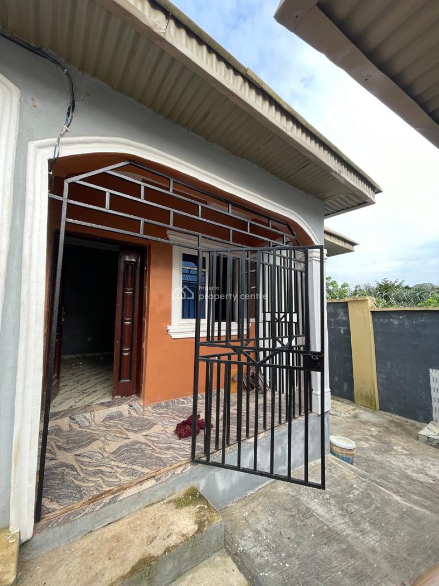 3 Bedroom Bungalow on a Plot of Land, Aroro Kole, Barracks Road, Ojoo, Ibadan, Oyo, Detached Bungalow for Sale
