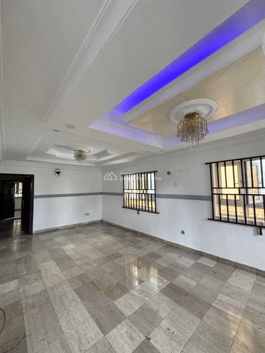 Well Maintained Spacious Upstairs, Right Side, Lekki Phase 1, Lekki, Lagos, Flat / Apartment for Rent
