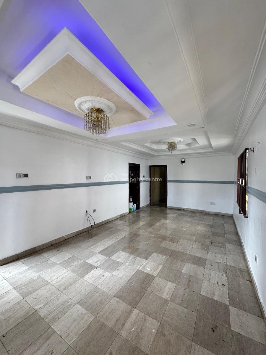 Well Maintained Spacious Upstairs, Right Side, Lekki Phase 1, Lekki, Lagos, Flat / Apartment for Rent